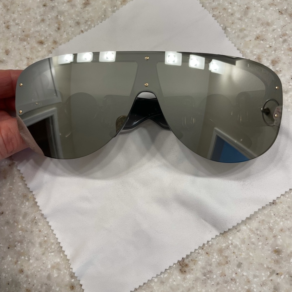 Never Worn Versace Sunglasses - image 4